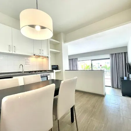 Apartment, Wifi, Less Than 10 Minutes Walk From Beach In Los Cristianos, Tenerife Appartamento